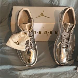 Air Jordan 1RE. LO P1NNACLE.